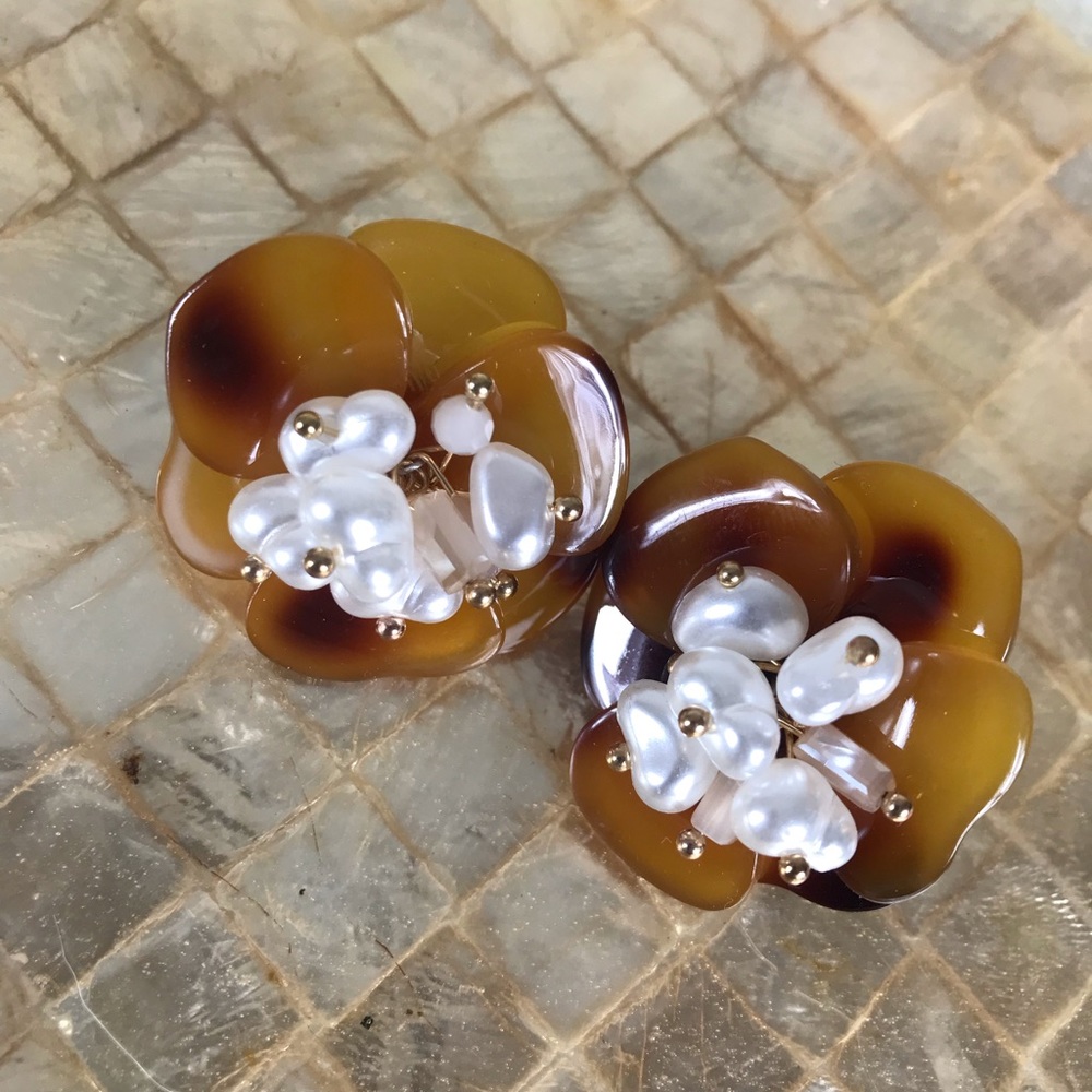 🌴Tortoise Shell & Pearl Flower Petal Earrings